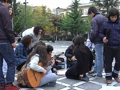 Διαμαρτυρία… μετά μουσικής από μαθητές στην Πτολεμαΐδα