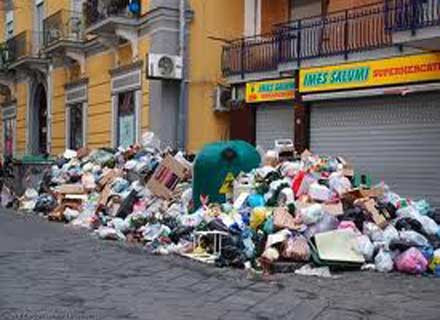 Η Επιτροπή απειλεί με κυρωσεις την Ιταλία για τα σκουπίδια στη Νάπολη