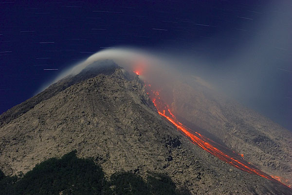 Έντονη σεισμική δραστηριότητα του ηφαιστείου Μεράπι στην Ινδονησία
