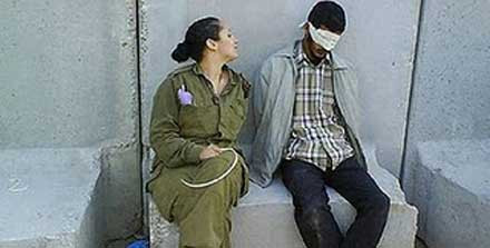 Νέες φωτογραφίες με Ισραηλινούς στρατιώτες να κακομεταχειρίζονται Παλαιστίνιους