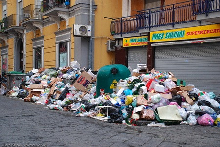 Διαβεβαιώσεις Μπερλουσκόνι ότι δεν θα ανοίξει νέα χωματερή στη Νάπολη