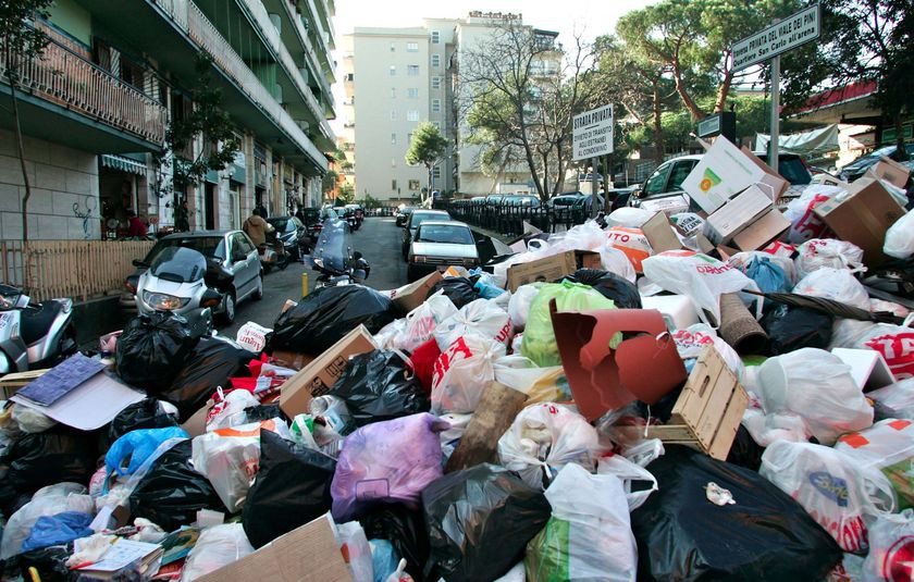 Παραμένουν στους δρόμους της Νάπολης χιλιάδες τόνοι σκουπιδιών