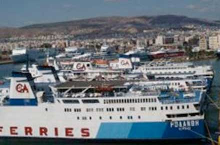 Απομακρύνθηκαν από το λιμάνι του Πειραιά τα εγκαταλελειμμένα πλοία