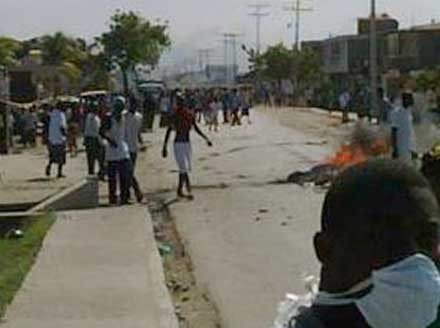 Συνεχίζονται οι συγκρούσεις διαδηλωτών και κυανόκρανων στην Αϊτή