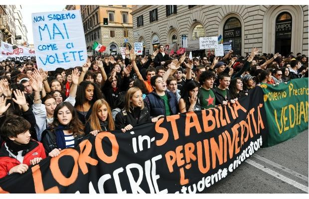 Στους δρόμους χιλιάδες Ιταλοί φοιτητές