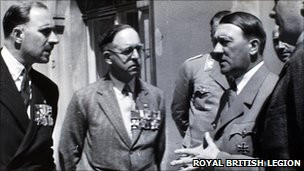 Φωτογραφίες αποκαλύπτουν «σύσφιγξη των σχέσεων» Βρετανικής Λεγεώνας-Ναζί