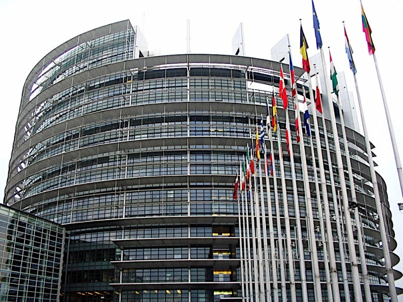 Μεγαλύτερο συντονισμό της οικονομική πολιτικής ζητά το ΕΚ