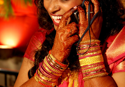 Ινδία:Απαγόρευση στις ανύπαντρες να έχουν κινητό, προς αποτροπή γάμων μεταξύ διαφορετικών καστών