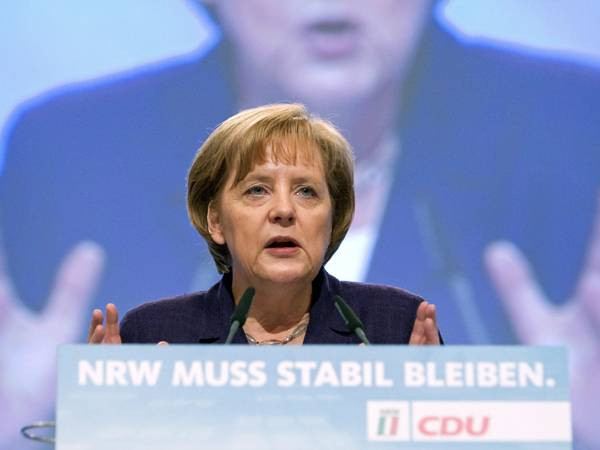 Υποχώρηση του ευρώ, οργή τραπεζιτών και πολιτικών κατά Μέρκελ