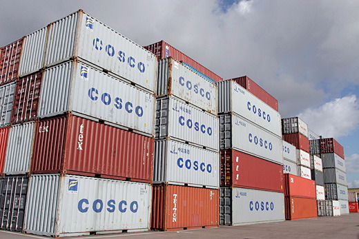 Καταγγελίες για «εργασιακό γκέτο» της Cosco στο λιμάνι