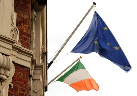 Συνεχίζονται οι πιέσεις στο ευρώ λόγω Ιρλανδίας