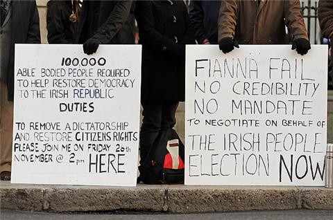Πιέσεις για δανειοδότηση της Ιρλανδίας και διαδηλώσεις