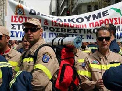 Πορεία των Πυροσβεστών στο κέντρο της Αθήνας