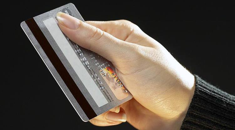 Παραβίαση προσωπικών δεδομένων «βλέπει» στην ηλεκτρονική κάρτα συναλλαγών η Αρχή Προσωπικών Δεδομένων