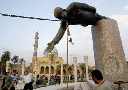Ιράκ: Διχάζει το «ματωμένο» Κοράνι του Σαντάμ Χουσεΐν