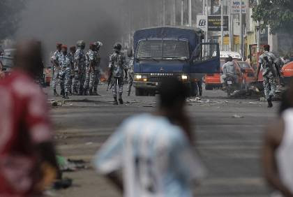 Εγκαταλείπουν την Ακτή Ελεφαντοστού λόγω των μετεκλογικών συγκρούσεων