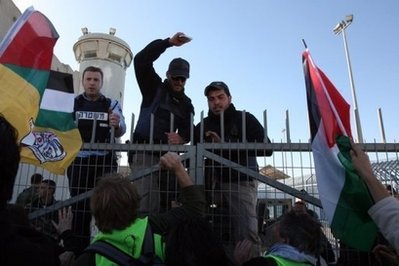 Σύλληψη διαδηλωτών σε οδόφραγμα μεταξύ Ισραήλ και Δυτικής Οχθης