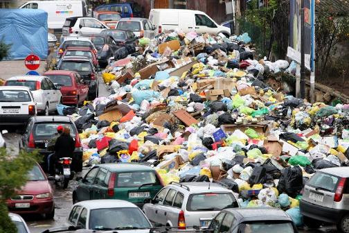 Ο στρατός αναλαμβάνει την αποκομιδή των σκουπιδιών στη Νάπολη