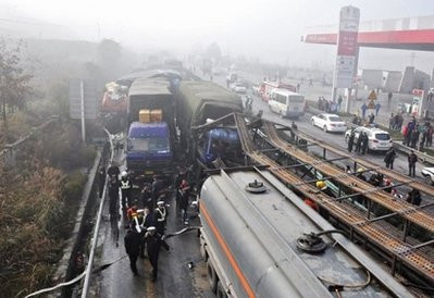 Καραμπόλα 100 αυτοκινήτων με 7 νεκρούς στην Κίνα