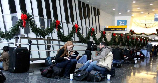 Επαναλειτουργούν τα αεροδρόμια στη Νέα Υόρκη