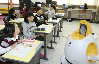 Νότια Κορέα: Ρομπότ-δασκάλες διδάσκουν αγγλικά σε δημοτικά