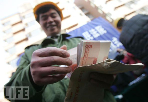 Αυξάνει τον κατώτατο μισθό η Κίνα, εν μέσω έξαρσης του πληθωρισμού