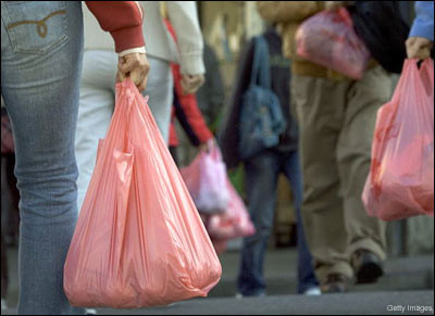 Η Ιταλία «κόβει» τις πλαστικές σακούλες