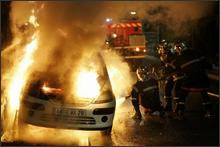 1.137 αυτοκίνητα πυρπολήθηκαν τη νύχτα της Πρωτοχρονιάς στη Γαλλία