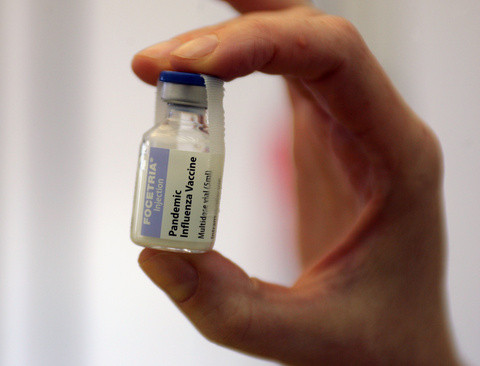 Γαλλία: Περίσσεψαν εμβόλια και προσπαθούν να τα πουλήσουν