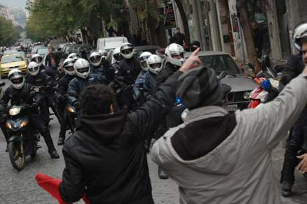 Νεα μήνυση κατά αστυνομικών για επίθεση σε μπλοκ διαδηλωτών