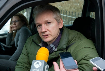 Ενώπιον της βρετανικής δικαιοσύνης θα εμφανιστεί σήμερα ο Julian Assange