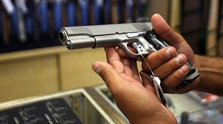 Αριζόνα: Σοκάρει η αύξηση στις πωλήσεις όπλων μετά το μακελειό