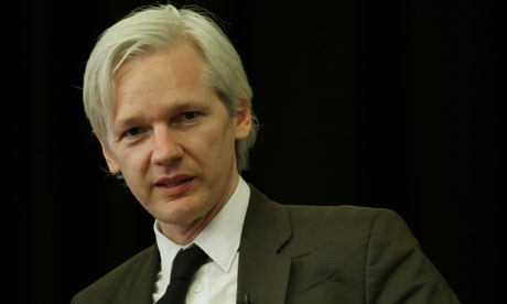 Απόρρητα έγγραφα για τον Μέρντοχ υποστηρίζει ότι έχει ο Assange