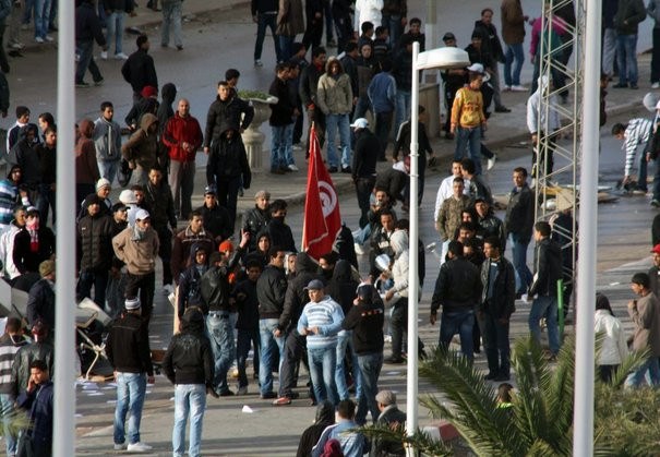 Χιλιάδες πολίτες συγκεντρωμένοι στην Τύνιδα