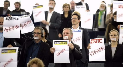 Διαμαρτυρία στο Ευρωκοινοβούλιο κατά του Β. Όρμπαν