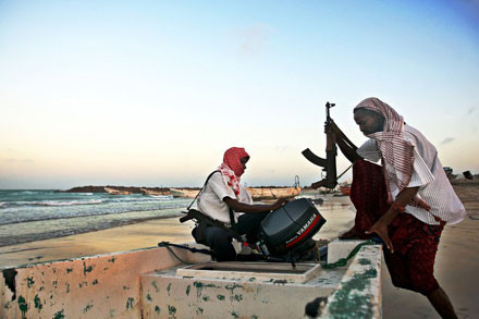 Μισθοφόροι προστατεύουν πλοία από Σομαλούς πειρατές