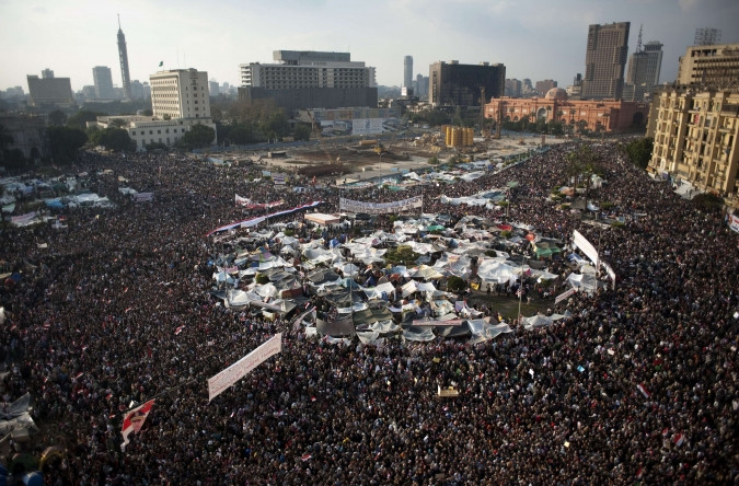 Ο αιγυπτιακός λαός παραμένει αποφασισμένος στους δρόμους