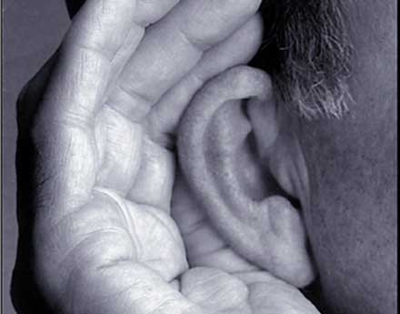 Η μειωμένη ακοή συνδέεται με άνοια και Αλτσχάιμερ