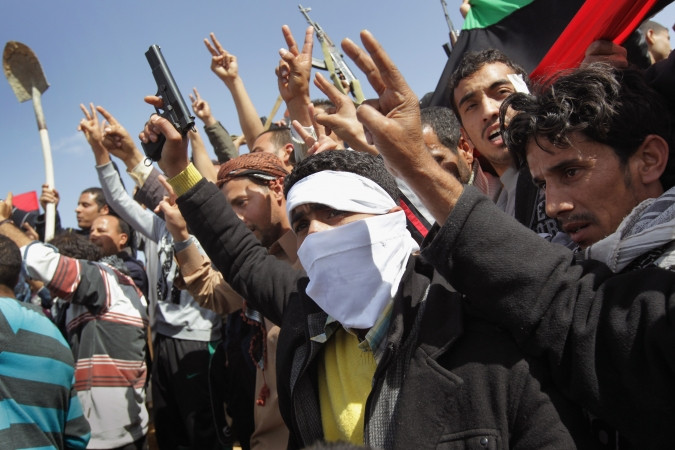 Ομαδικές κηδείες και νέοι βομβαρδισμοί στη Λιβύη