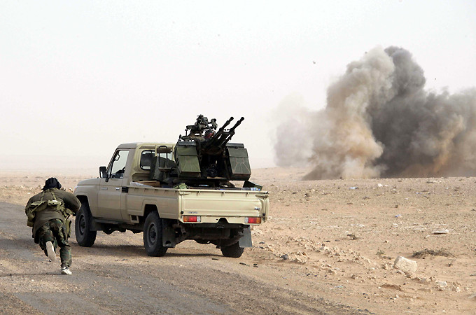 Σφοδρές μάχες στη Λιβύη, με τον Καντάφι να προσπαθεί να ανακτήσει τον έλεγχο