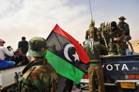 Μαίνονται οι συγκρούσεις στις λιβυκές πόλεις