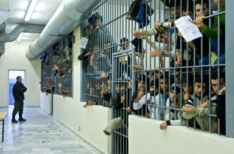 Δριμεία κριτική από την Ε.Ε. για «απάνθρωπες συνθήκες κράτησης» μεταναστών