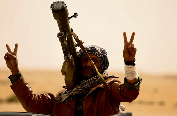 Νέα μέτρα για τη Λιβύη από τη G8 ενώ οι δυνάμεις Καντάφι κερδίζουν εδάφη