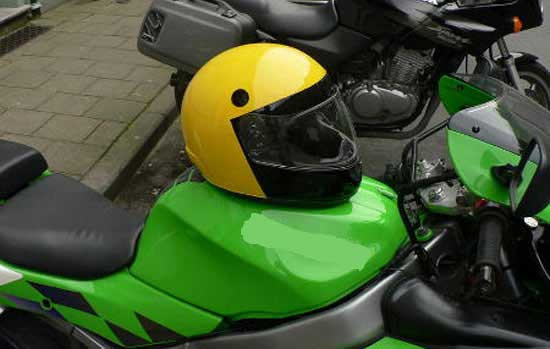 ΥΠΟΙΚ: Δεν μειώνεται ο ΦΠΑ για τα κράνη μοτοσικλετιστών
