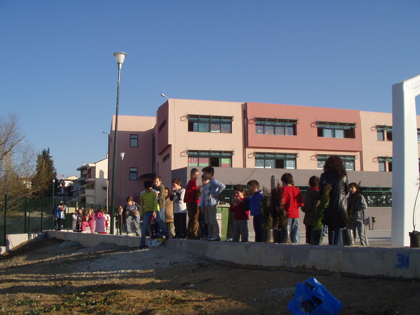 Μαθητές και γονείς του Ωραιόκαστρου στήνουν οδοφράγματα κατά των συγχωνεύσεων