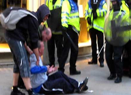 Λονδίνο: Στον εισαγγελέα αστυνομικός για επίθεση που κόστισε τη ζωή διαδηλωτή