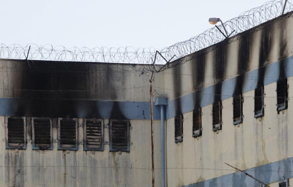 Νεκροί 8 κρατούμενοι από πυρκαγιά σε φυλακή της Συρίας