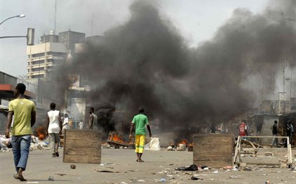 Κλιμακώνονται οι συγκρούσεις στην Ακτή Ελεφαντοστού με επέμβαση και της Γαλλίας