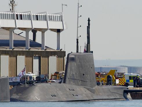 Βρετανία: Αμόκ αξιωματικού με θύματα σε πυρηνικό υποβρύχιο