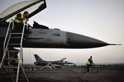 «Το ΝΑΤΟ δεν κάνει αρκετά στη Λιβύη» λέει η Γαλλία
